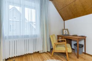 塔林Gustav Ernesaks- Kadriorg的窗户客房内的一张桌子和一把椅子