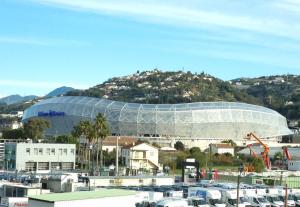 尼斯B&B HOTEL Nice Stade Riviera的城市中带有圆顶屋顶的足球场