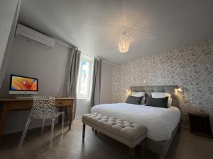 鲁埃格自由城Babolène Shabby Suite的一间卧室配有一张床、一张桌子和一把椅子
