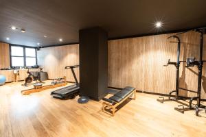蒙彼利埃Les appartements de Montpellier的一间健身房,里面设有数个健身器材