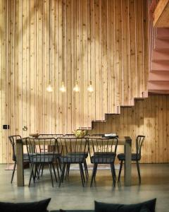 莱斯诺夫GEIST holiday home的一间带桌椅和楼梯的用餐室