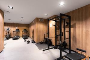马赛Les Appartements de Babel République的一间健身房,里面设有数个健身器材
