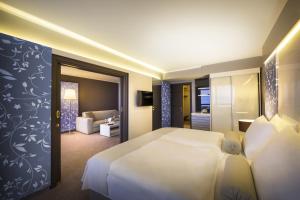 洛夫兰Hotel Excelsior - Liburnia的酒店客房设有床和客厅。
