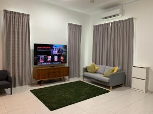 Tangga BatuA home with private pool, Kebun Kecil的带沙发和平面电视的客厅
