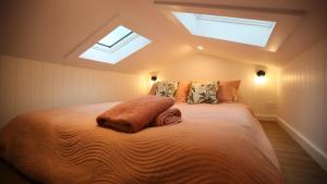 霍尔斯加普Wild Life Cabin 2 - Grampians的一间卧室配有一张带天窗的大床