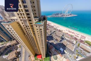 迪拜Rovers Hostel Dubai的从大楼的阳台上可欣赏到海滩景色