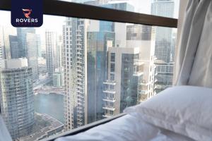 迪拜Rovers Hostel Dubai的卧室设有窗户,享有城市美景