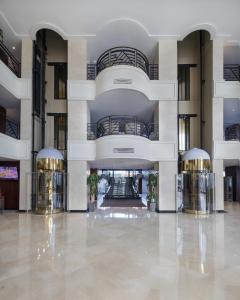 卡萨布兰卡卡萨布兰卡大莫加多尔城市中心酒店的一座大型建筑,设有大堂和两部电梯