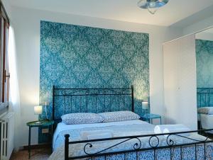 威尼斯Two Steps from Rialto的一间卧室配有一张蓝色墙壁的床