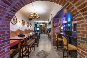 阿比菲尔Patriot Bar Hottub-sleeps30的餐厅拥有砖墙和桌椅