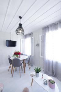 纳夫普利翁Theros Cottage Nafplio的白色的客厅配有桌椅