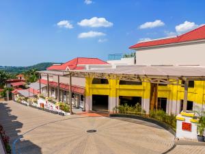 坎多林Antarim Resort的享有建筑黄色屋顶的景色