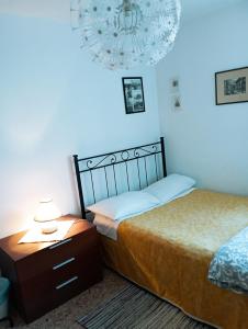 威尼斯Two Steps from Rialto的一间卧室配有两张床和吊灯。