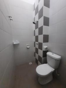巴力文打D'homestay Parit Buntar的一间带白色卫生间和 ⁇ 形墙的浴室