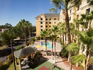 奥兰多奥兰多环球影城附近I大道天空套房公寓的享有酒店空中景色,设有游泳池和棕榈树