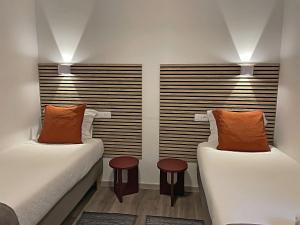 普拉亚德米拉Granny´s Guesthouse的两张带橙色枕头的床