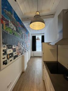 多德雷赫特Artistic apartment, City Centre Dordrecht的厨房墙上挂着一幅大画