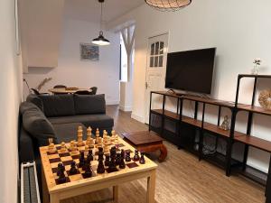 多德雷赫特Artistic apartment, City Centre Dordrecht的客厅,桌子上放棋盘