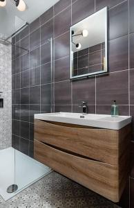 斯特灵The Stylish 3-Bedroom Maisonette Retreat的一间带水槽和镜子的浴室