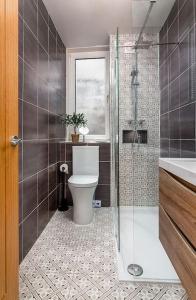 斯特灵The Stylish 3-Bedroom Maisonette Retreat的一间带卫生间和玻璃淋浴间的浴室
