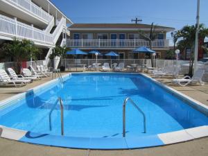 希塞德高地Sea Garden Motel的酒店前方的大型蓝色游泳池