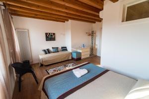 苏塞加纳Terre Boscaratto的一间卧室配有一张床和一个沙发