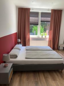哈廷根Haus am Stadttor的一间卧室设有一张大床和一个窗户。