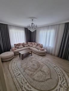 库萨雷Beautiful Villa的客厅配有沙发和桌子