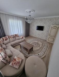 库萨雷Beautiful Villa的客厅配有沙发和桌子