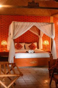 班图尔拉贾克拉纳度假酒店和Spa中心的一间卧室配有一张带天蓬的床
