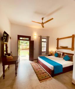乌纳瓦图纳Dharma Place的一间卧室配有一张床和一张书桌