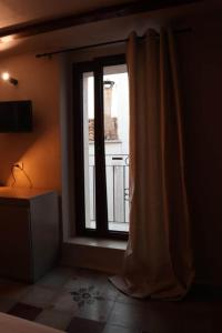 图里La Casetta b & b的一间卧室设有窗户,享有建筑的景色
