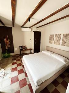 图里La Casetta b & b的一间卧室设有一张大床和一个 ⁇ 格地板