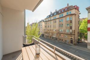 斯图加特Schöne 2 Zimmer Wohnung zentral in Stuttgart West的阳台设有长凳,享有街道景色。