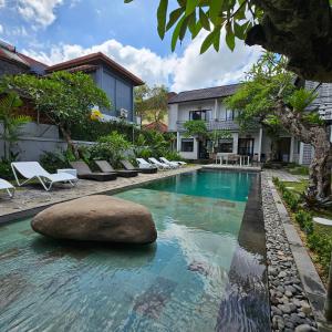 乌布Chandi Hotel Ubud的一座房子中间的岩石游泳池