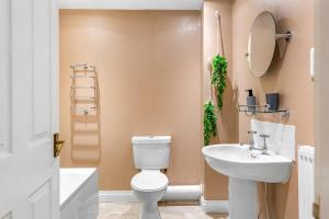 林肯River View House的浴室配有白色卫生间和盥洗盆。