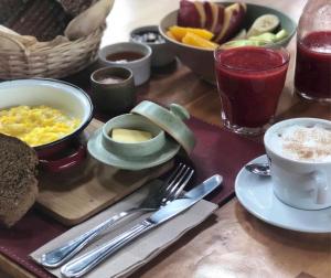 皮尔克Casa Origen的一张木桌,早餐盘包括食物和饮料