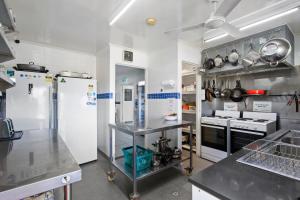卡伦德拉Motel Sunshine Coast的厨房里配有白色家电的大厨房