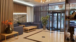 巴统Hotel Salvador的客厅配有沙发和桌子