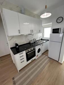 阿尔布费拉Vista del Mar Guest House的厨房配有白色冰箱和微波炉