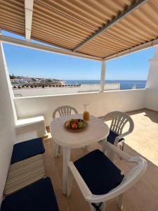 阿尔布费拉Vista del Mar Guest House的海景客房内的桌椅