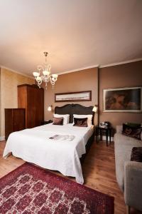 伊斯坦布尔Faik Pasha Hotels Special Category Beyoglu Istanbul的卧室配有一张白色大床和吊灯。