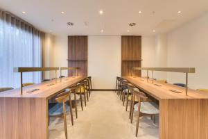毕尔巴鄂Livensa Living Studios Bilbao的一间会议室,配有长桌子和椅子