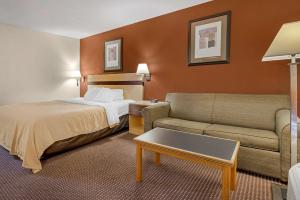 ObetzQuality Inn & Suites South的酒店客房,配有床和沙发