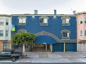 旧金山霍华德·约翰逊金门酒店的蓝色的建筑,前面有停车位
