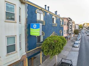 旧金山霍华德·约翰逊金门酒店的蓝色建筑的一面