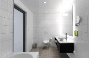 雷克雅未克雷克雅未克福斯酒店的白色的浴室设有水槽和卫生间。