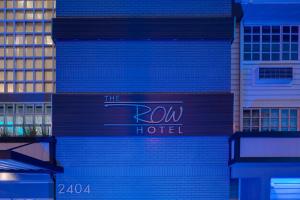 圣何塞The Row Hotel; BW Signature Collection的建筑一侧的酒店标志