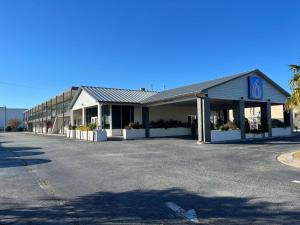 格林维尔Motel 6 Greenville, NC ECU Medical Center的大楼前的一个空停车位