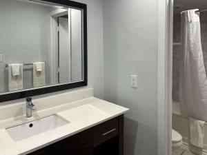 格林维尔Motel 6 Greenville, NC ECU Medical Center的一间带水槽、镜子和卫生间的浴室